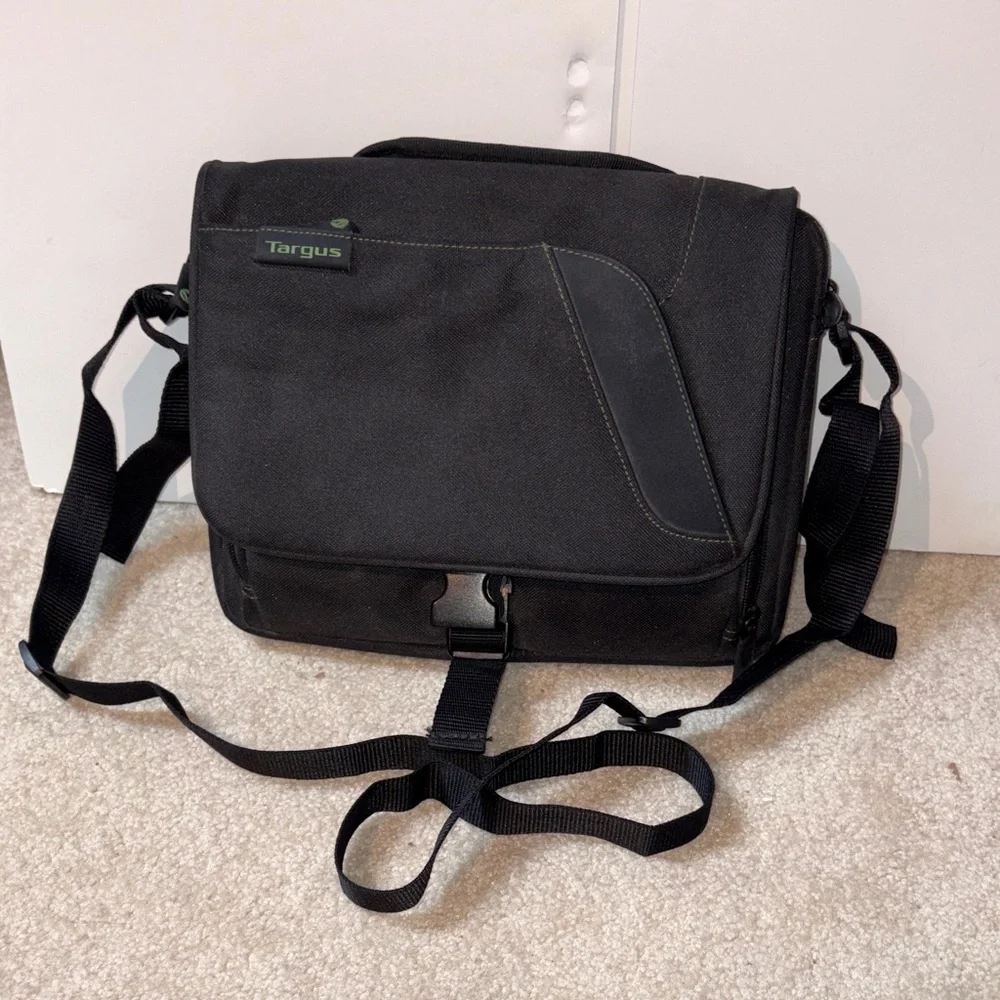 ITEM NO. 67: Targus Black iPad Bag/Tablet Bag With Adjustable Strap & Handle